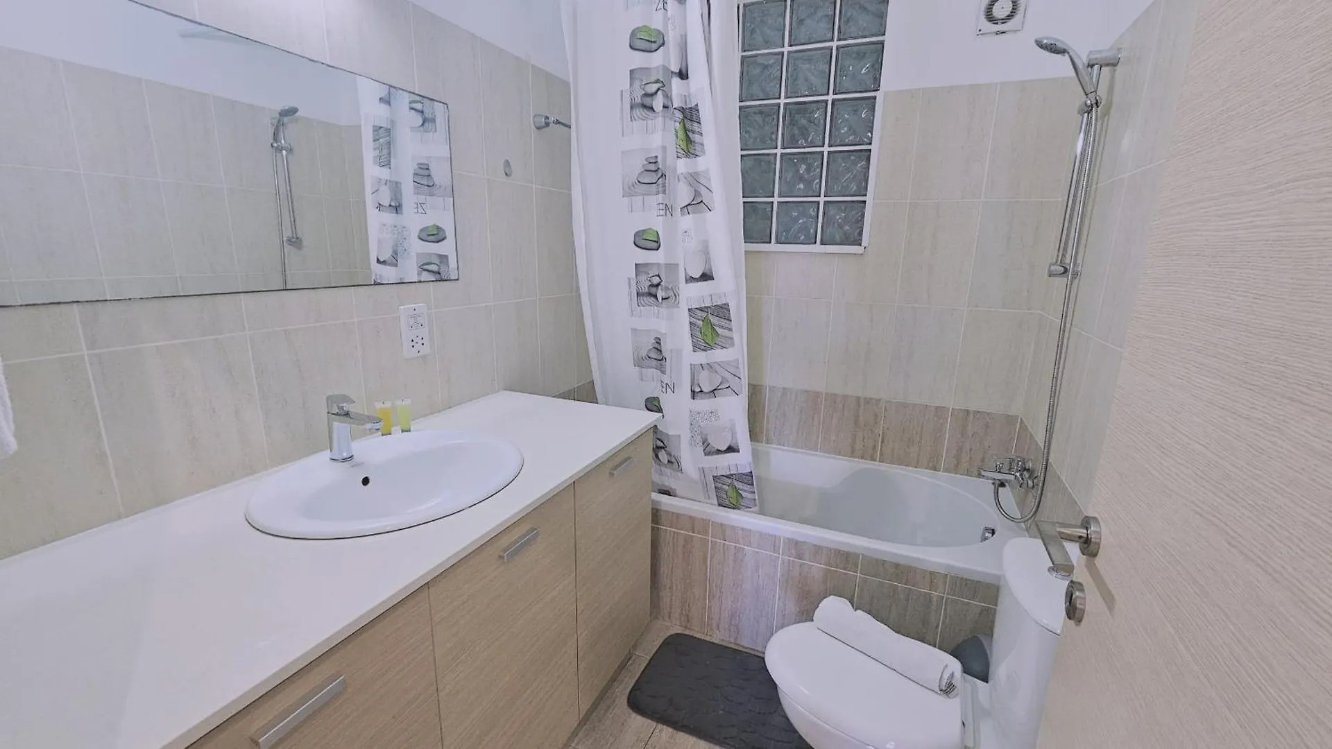 Stay White Petals Apartment Larnaca